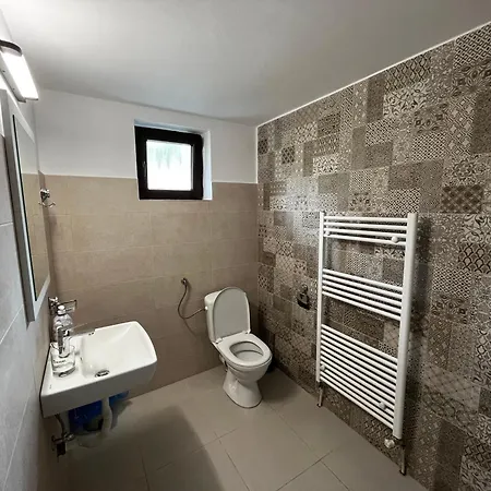 Ge-lux Lodge Incesti